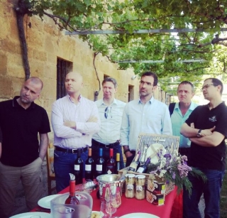 grupo de amigos junto a unas botellas